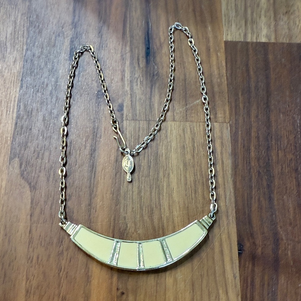 Sarah Coventry Vintage Gold Tone Chain Ivory Cream Enamel Pendant Necklace